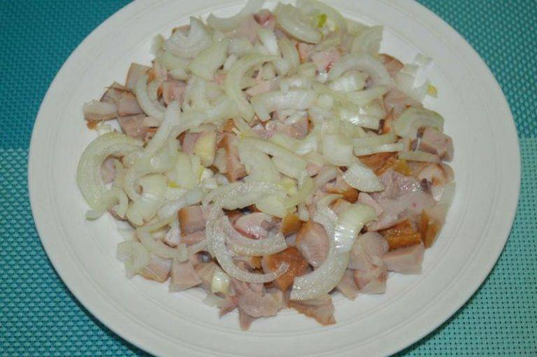 Салат с маринованными грибами - 48 рецептов приготовления пошагово - 1000.menu