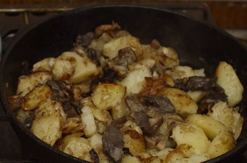 Жареная картошка с лисичками - как вкусно приготовить на сковороде по пошаговым рецептам с фото