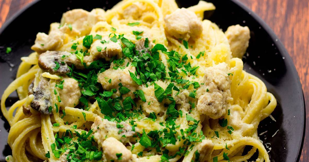 Паста с курицей и грибами в сливочном соусе